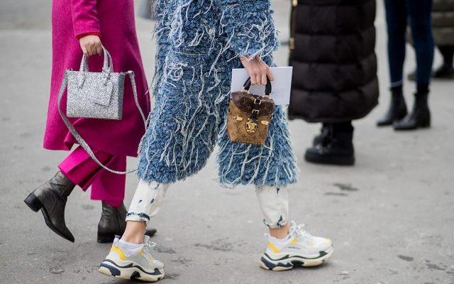 Tendencias 10 Looks con zapatillas que hemos visto en Paris Fashion Week y queremos imitar en este otoño